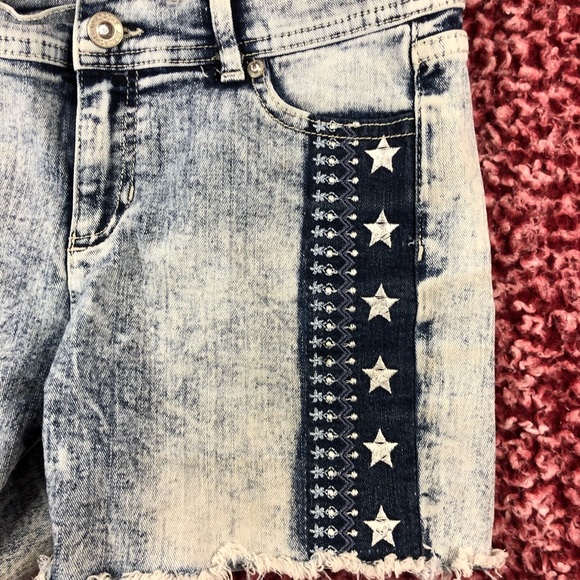 Women’s Jordache Denim Shorts - Picture 2 of 6